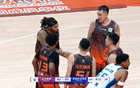 强势晋级！CBA杯最后1个8强，山东力克青岛，裁判惹众怒：2人受伤